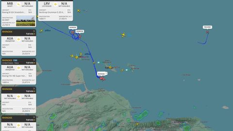 Imagen captada por la wen flightradar24 que muestra el movimiento de aviones militares de Estados Unidos