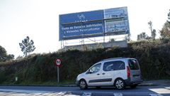 Una valla en la parcela donde est� prevista la urbanizaci�n anuncia la venta de viviendas.