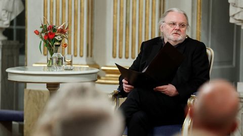 Jon fosse imparti la Leccin del Nobel en la sede de la Academia Sueca en Estocolmo.