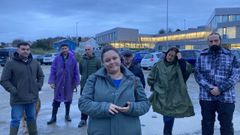 Membros do BNG de Nar�n ante o centro de sa�de