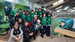 Responsables del club con algunos de los ni�os en la presentaci�n de la escuela