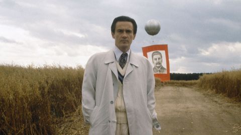 El actor Oleg Menshikov, en una escena del filme de Nikita Mikhalkov �Quemado por el sol� (1994).