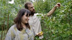Jaime Otero y Ana Sosa ante un �rbol de guayaba en la Estaci�n Agroecol�xica de Vieiro