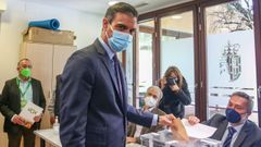 El presidente del Gobierno, este martes, depositando el voto en su colegio electoral