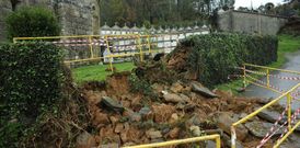 El tramo de muro cay� el lunes y permanece vallado dentro y fuera del recinto monacal. 