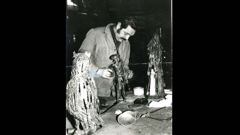 El artista Rafael Rodr�guez Urrusti en su taller de Oviedo, hacia el a�o 1980