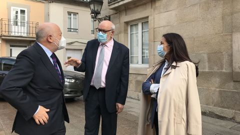 De izquierda a derecha, el delegado de Gobierno, Javier Losada, el alcalde de Sarria, Claudio Garrido, y la subdelegada, Isabel Rodrguez