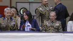 Candia habla con los militares presentes en la intervenci�n de la Guardia Real en el Equisgal.