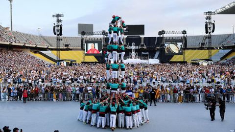 El papa Le�n XIV observa c�mo los Castellers de Vilafranca forman una torre humana durante una vigilia de oraci�n en el Estadio Ol�mpico Llu�s Companys.
