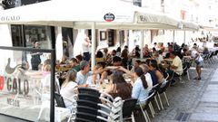 Terrazas llenas en el centro de Ferrol en el primer fin de semana de agosto. 