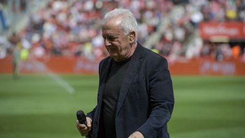 El cantante Vctor Manuel acta antes del derbi asturiano Real Sporting de Gijn- Real Oviedo