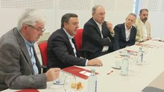 Gonz�lez Formoso�(segundo por la izquierda) y el empresario Jos� Antonio Ainaga (en el centro), junto a otros participantes en el encuentro del viernes