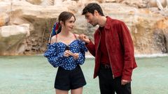 Los actores Lily Collings y Eugenio Franceschini, en una escena de la serie �Emily in Paris�.