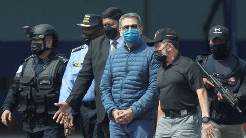 Juan Orlando Hern�ndez es conducido, en el 2022, a un avi�n de la DEA para su extradici�n en Estados Unidos desde Tegucigalpa