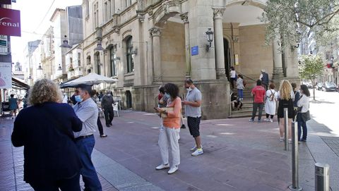 Colas en el edificio de Correos de Pontevedra para solicitar el voto