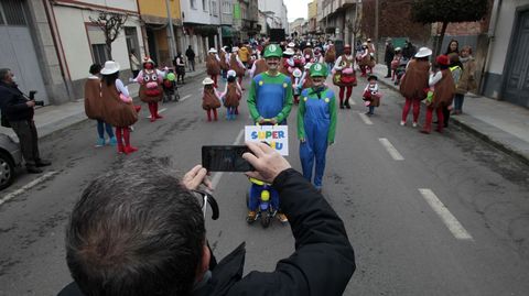 Los participantes en el desfile de comparsas de Monforte fueron llegando a partir de las cuatro a la plaza de la Estacin