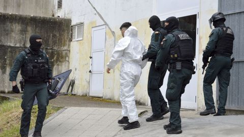 Espectacular despliegue de la Guardia Civil en Pontedeume. 