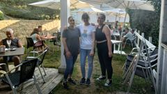 Beatriz Santiago, en el centro, con Vania y �ngela, ponen la atenci�n en la terraza.