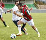Un jugador del Racing avanza en un partido en A Madalena. 