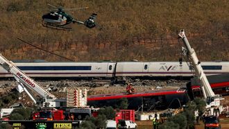 Trabajos de los equipos de emergencia en el lugar del accidente de Urda
