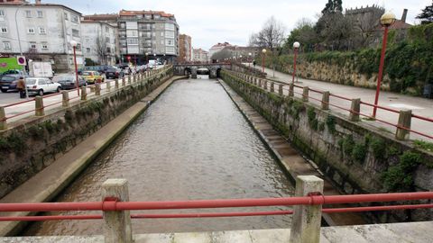El individuo, de 37 a�os, agredi� a las dos mujeres y amenaz� con arrojarlas al r�o de Vilagarc�a