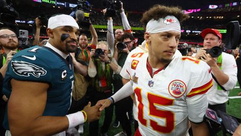 Jalen Hurts, quarterback de los Eagles y MVP del encuentro, saluda a Mahomes, de los Chiefs, al final del partido