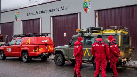 Miembros de la UME se incorporaron este s�bado a la b�squeda del segundo operario desaparecido cuando trabajaba con una m�quina quitanieves al producirse un alud de nieve en el puerto de San Isidro en la localida de Aller, Asturias. 