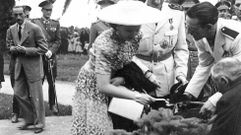 Eva Duarte, no momento de plantar na Alameda, o 19 de xu�o de 1947, o abeto do C�ucaso que hoxe mide m�is de 20 metros de altura