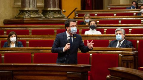 El presidente en funciones de la Generalitat, Pere Aragon�s, en una sesi�n de control al Gobierno