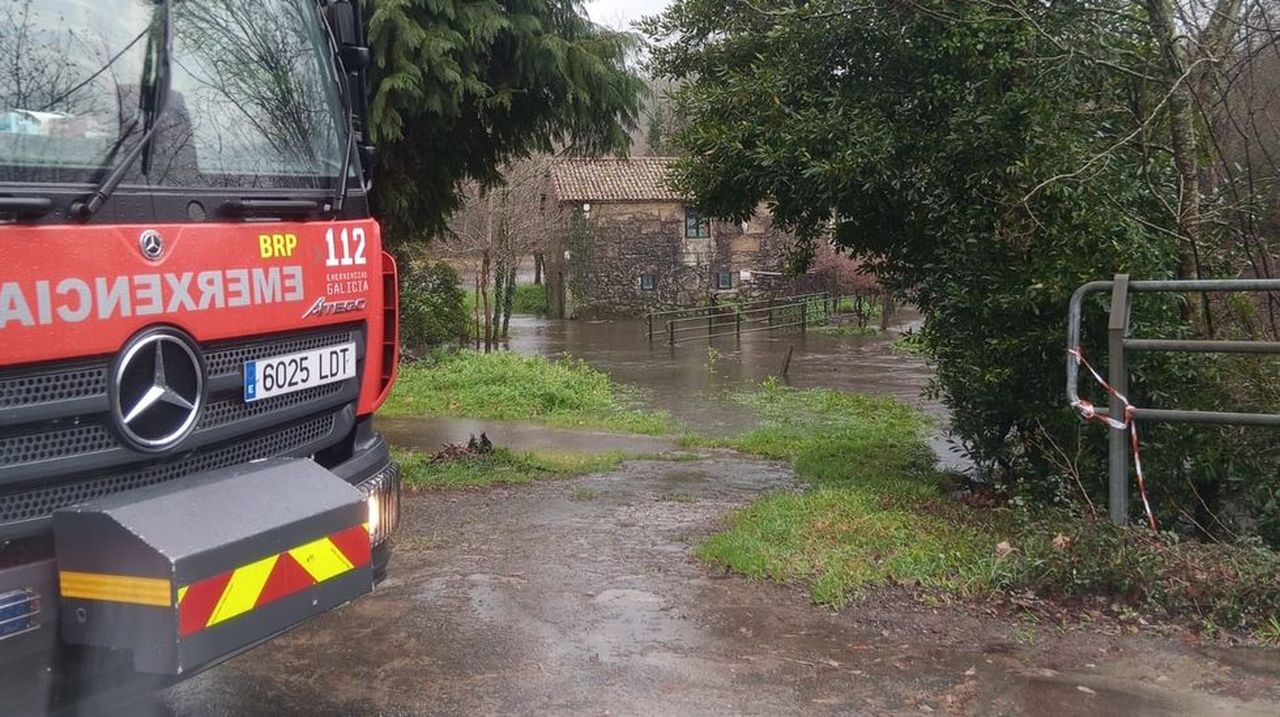Vecinos de Padrón y Rois están en alerta por las lluvias, que ya anegaron terrenos