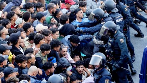 El operativo policial para el traslado de cientos de migrantes desde la playa ceut� de Ben�tez al puerto de la ciudad aut�noma.