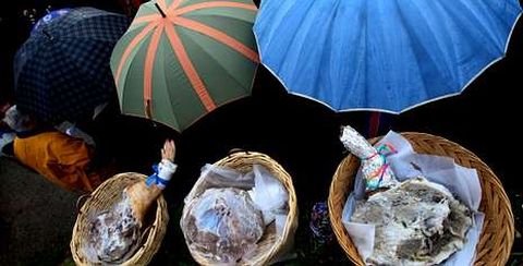 Las porteadoras de lacones realizaron su primera parada en Vilarello, donde las esperaban numerosos vecinos del lugar.