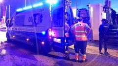 Una de las ambulancias desplazadas al puerto de Rax�, en Poio, por un accidente en el mar