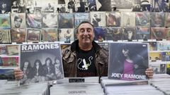 Costoya, con dos discos de los Ramones, una de esas bandas�que lo han acompa�ado toda la vida