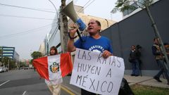 Un manifestante protesta ante la Embajada de Mxico en Lima