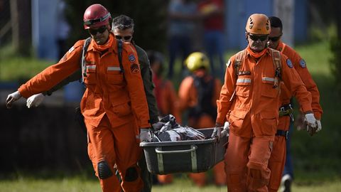 Militares portan el cad�ver de un fallecido