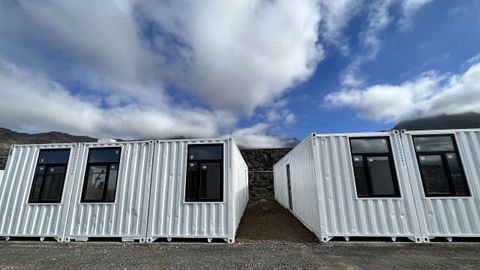 Algunas de las viviendas ya instaladas reutilizando contenedores.