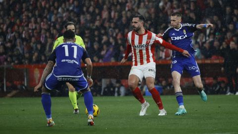 Derbi asturiano entre el Real Sporting de Gijon y el Real Oviedo en El Molin�n