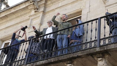 Fern�ndez y Arroxo saludaron a los manifestantes desde el balc�n del consistorio
