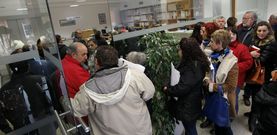Horas tuvieron que esperar algunos grovenses para poder presentar sus alegaciones al PXOM en la ma�ana de ayer. 