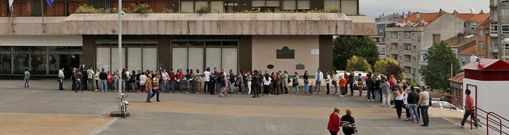 Largas colas a primera hora de la ma�ana en la entrada del Ayuntamiento para solicitar las ayudas del cheque social. 