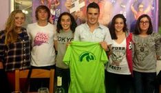 Los deportistas monfortinos regalaron una camiseta a G�mez Noya