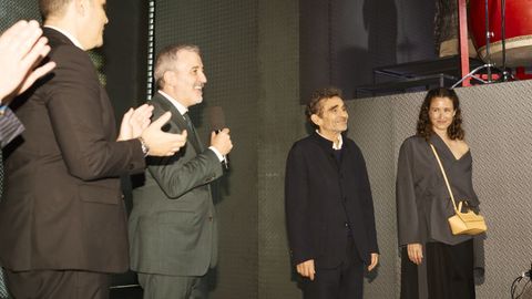 Adolfo Dom&iacute;nguez y Tiziana Dom&iacute;nguez en el homenaje en la 080 Barcelona Fashion tras debutar con su nueva colecci&oacute;n en la capital catalana