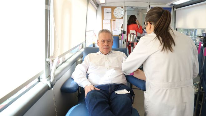 G�mez Caama�o, donando sangre en la unidad m�vil de ADOS este viernes