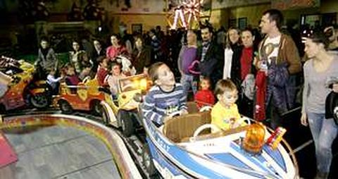 Decenas de ni�os exprimieron ayer las atracciones de Pazolandia hasta el �ltimo momento antes de su cierre.
