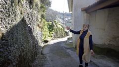 Pura Brea muestra el muro por el que cae constantemente agua.