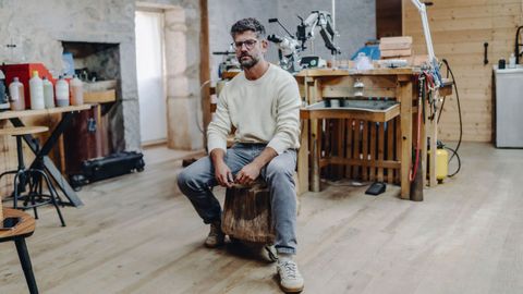 Alberto Taboada en su taller de joyer�a de Maside.