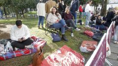 Alba con sus amigos ante Dolores