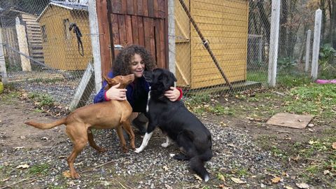 Pilar, una de las mujeres al frente del refugio de Becerre, con varios perros rescatados