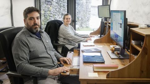 Jaume Als y Coco Trujillo trabajan desde su casa en el pueblo de Castieira, en Montederramo.